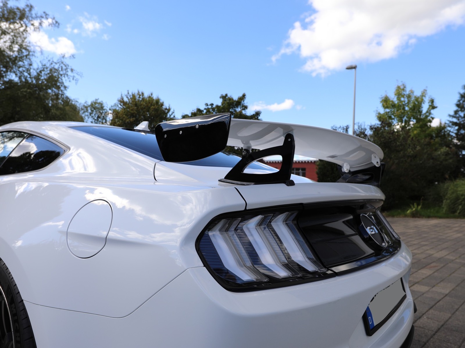 Schropp SF4 Heckflügel an einem weißen Ford Mustang
