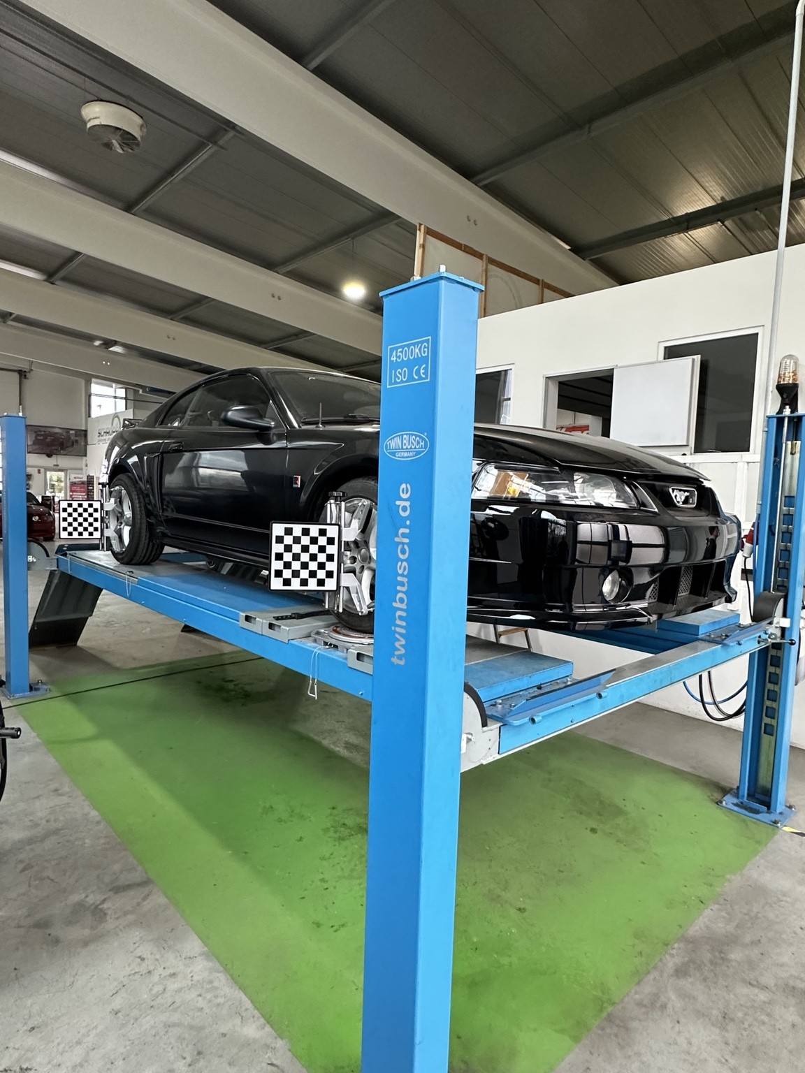 Mustang bei der Achsvermessung und Fahrwerkseinstellung