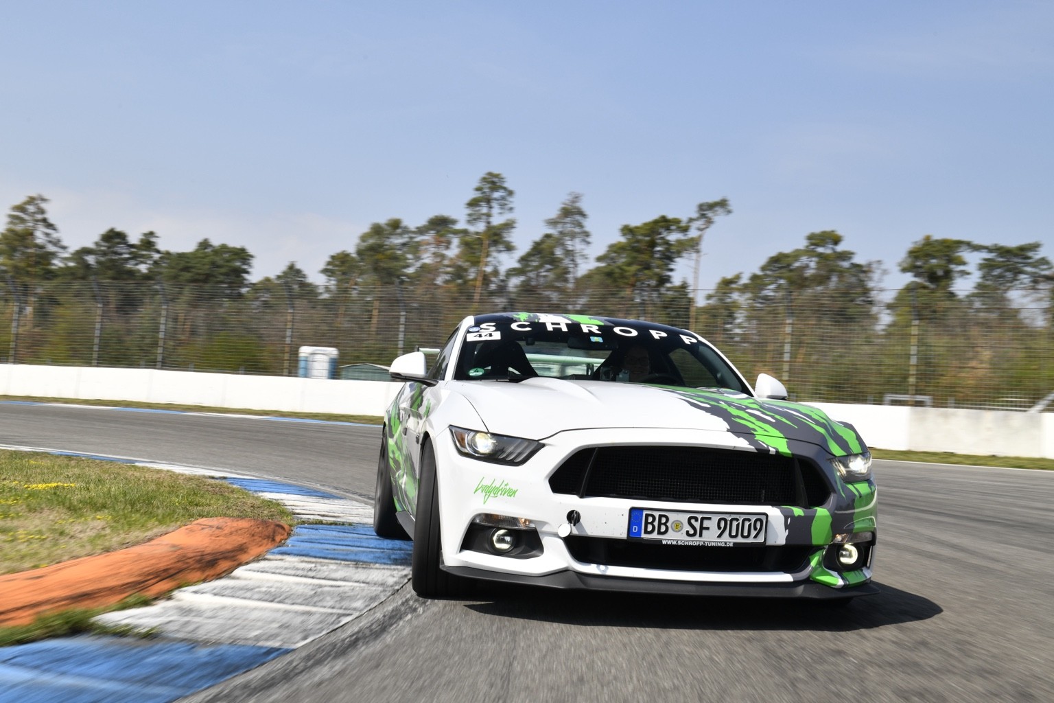 Schropp Mustang mit abgestimmtem Fahrwerk auf der Rennstrecke