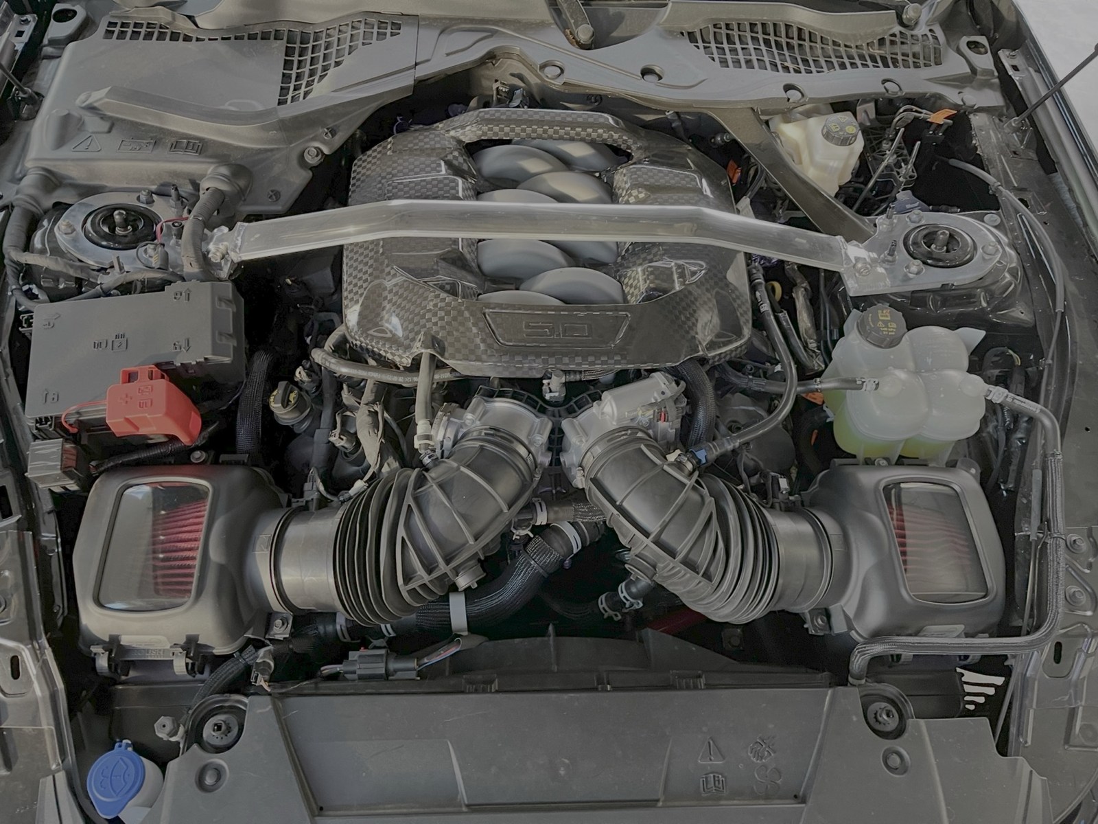 Domstrebe im Motorraum eines Ford Mustang