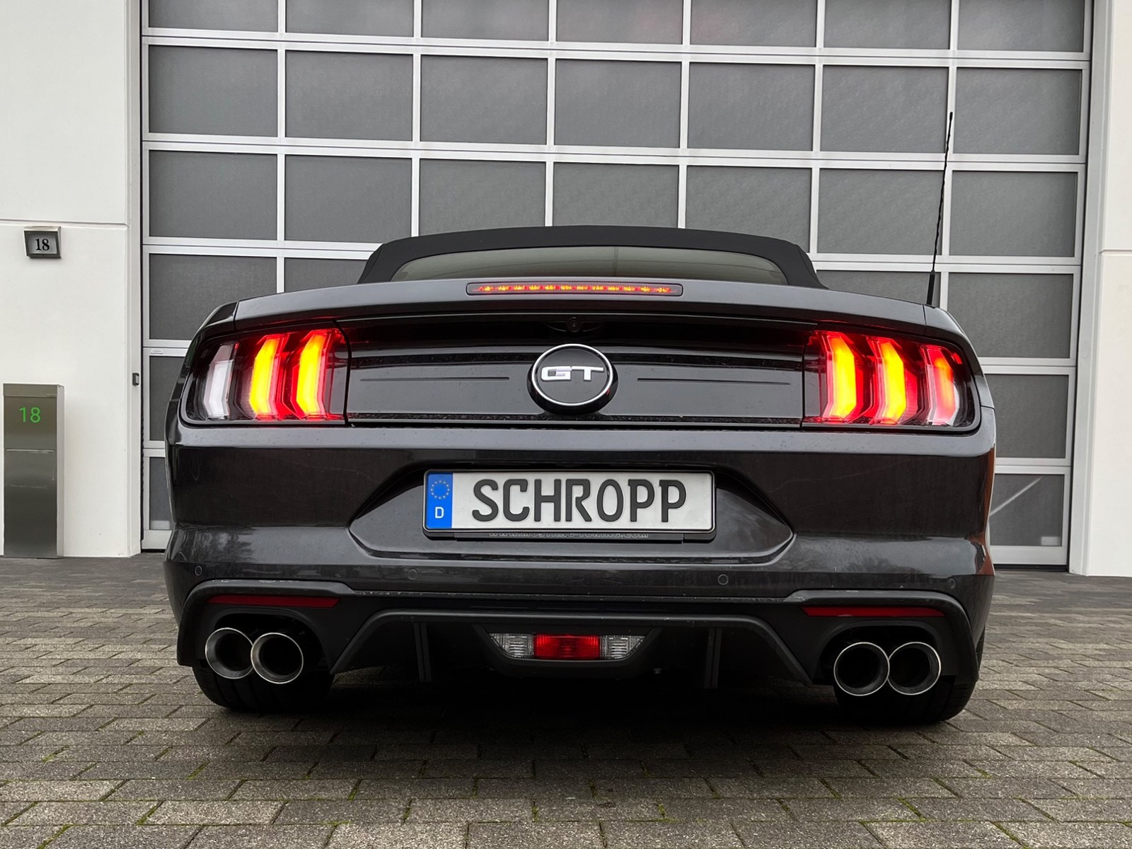 Ford Mustang Heckansicht mit vier Auspuffendrohren