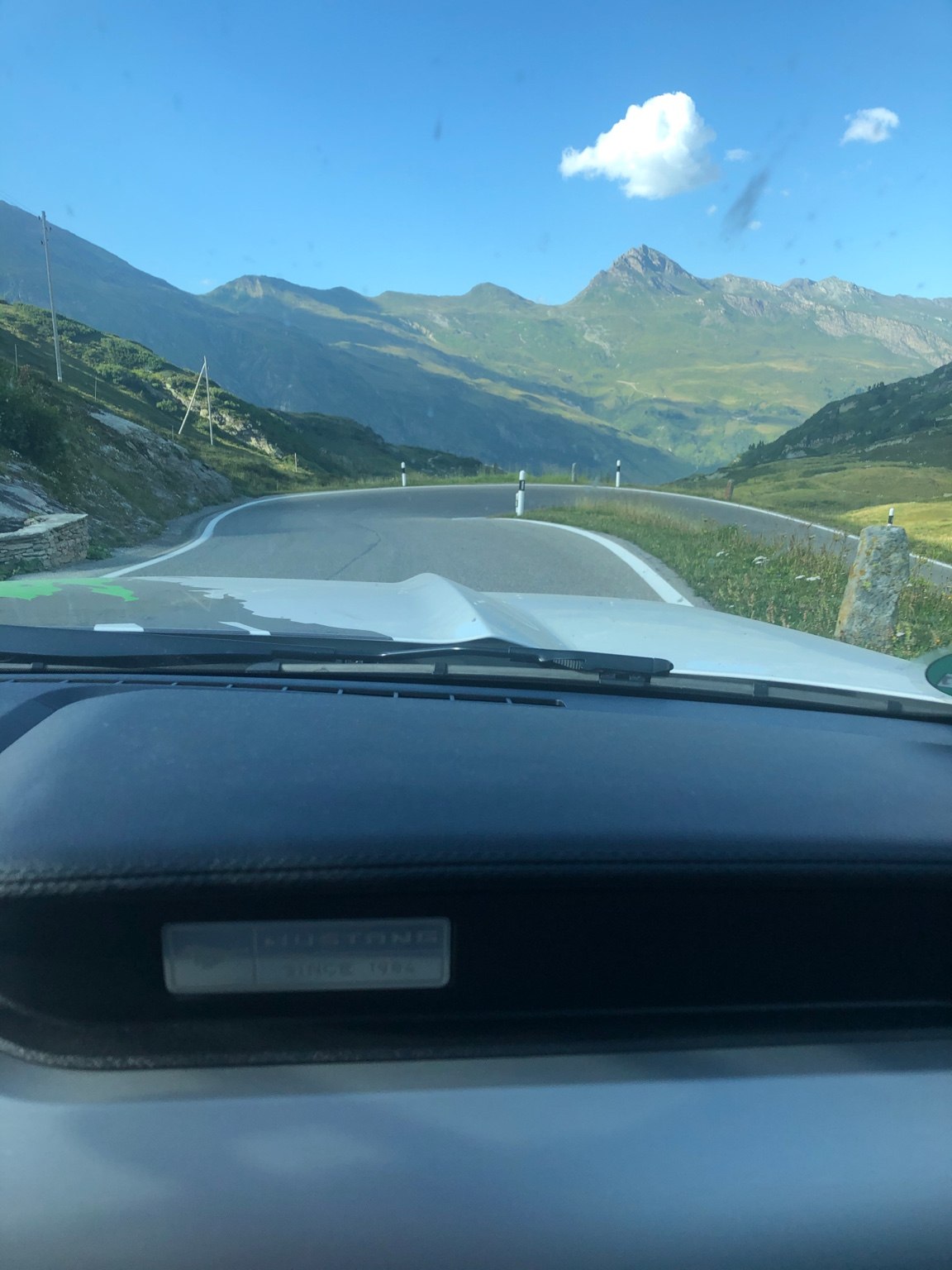 Kurvige Alpenstraße als Beispiel für präzise Fahrdynamik