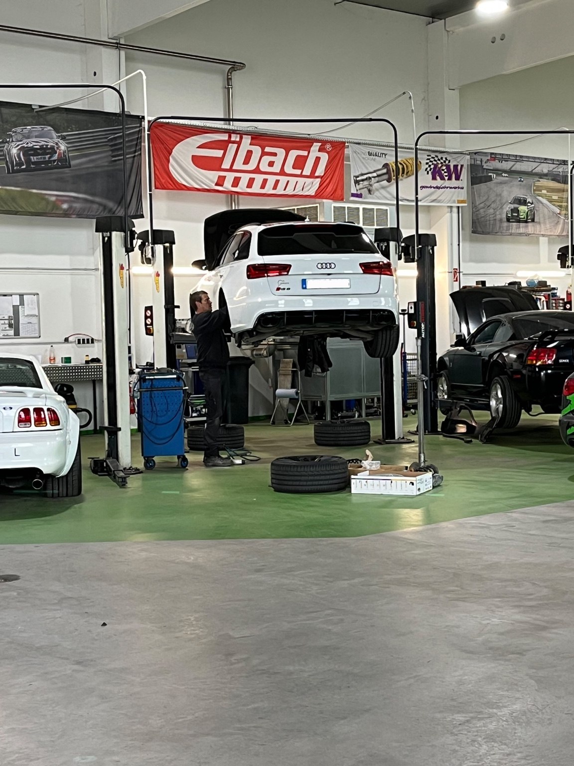 Audi RS6 bei Fahrwerksarbeiten in der Werkstatt von Schropp Tuning
