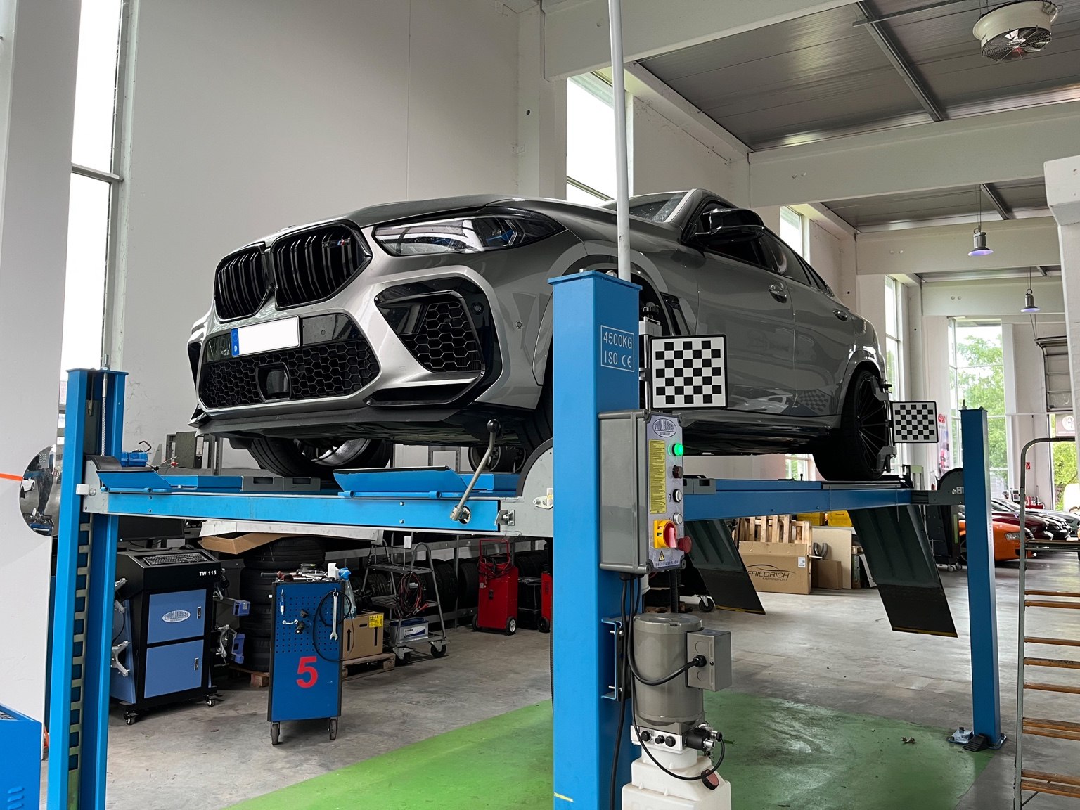 BMW X6 auf der Achsvermessungsbühne bei Schropp Tuning