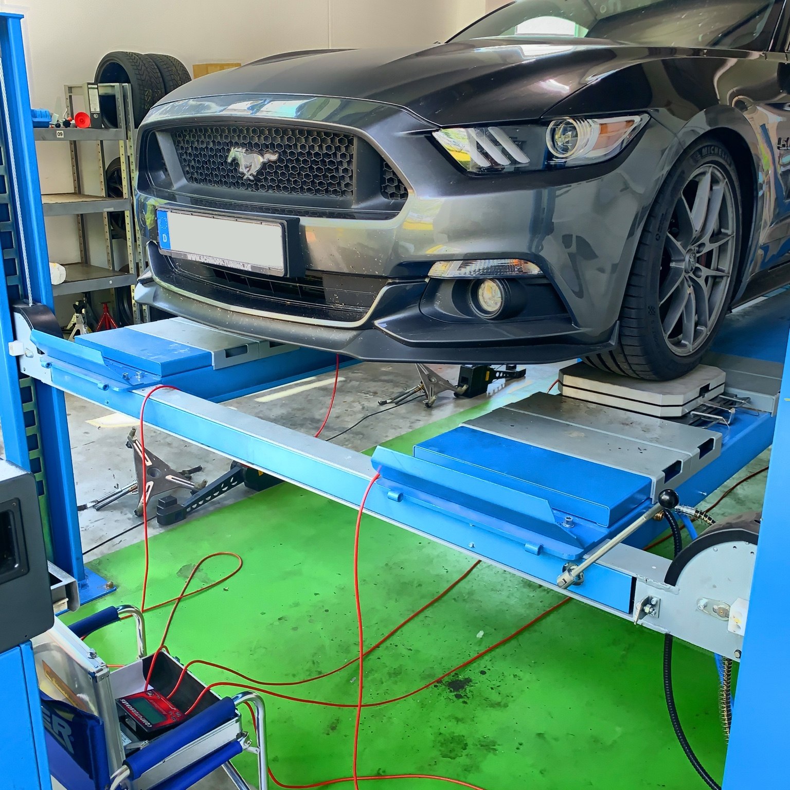 Ford Mustang auf der Radlastwaage bei Schropp Tuning
