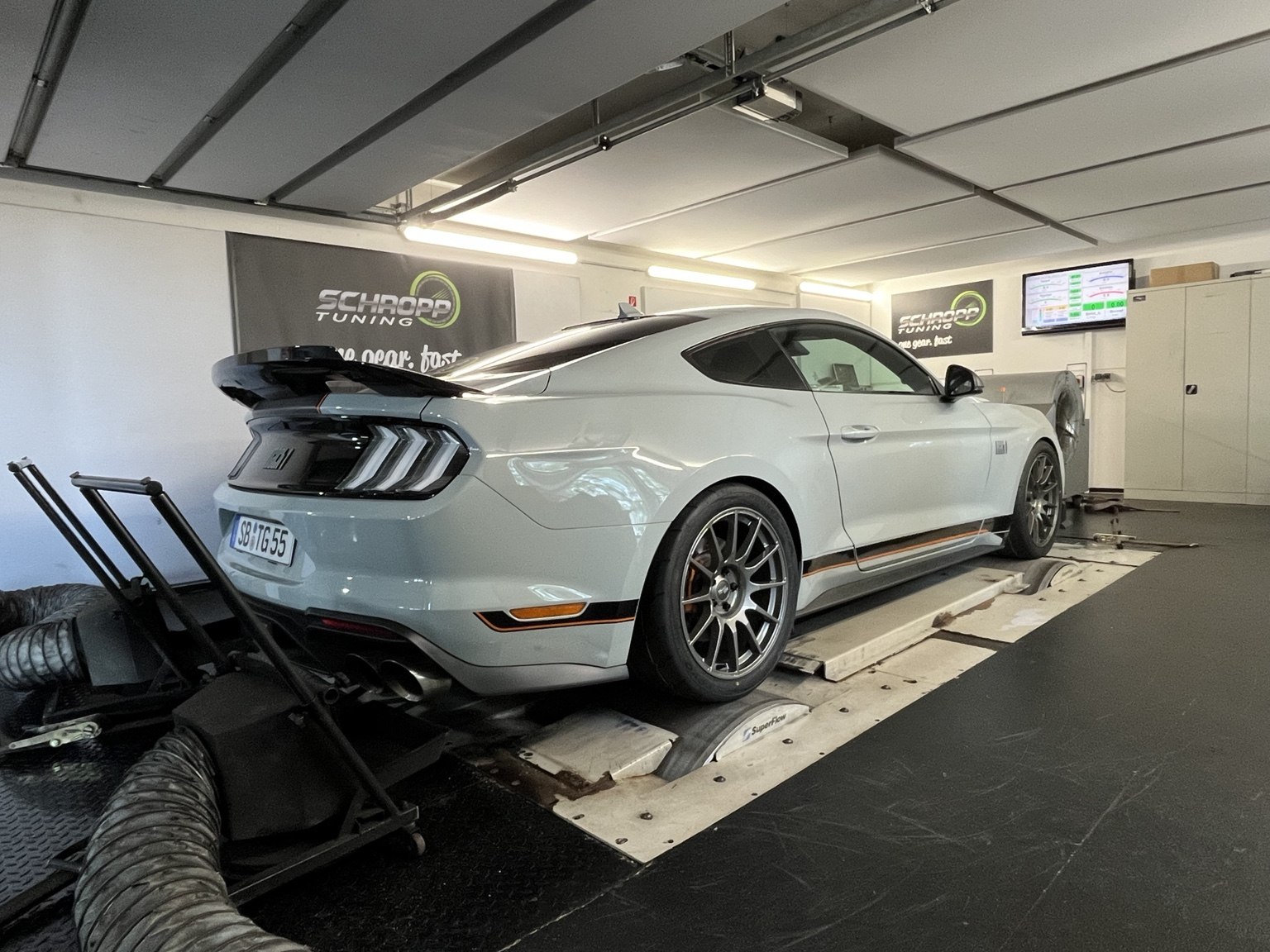 Ford Mustang auf dem SuperFlow Leistungsprüfstand bei Schropp Tuning