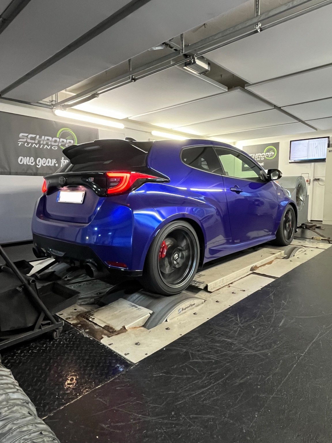 Toyota GR Yaris auf dem SuperFlow Leistungsprüfstand bei Schropp Tuning