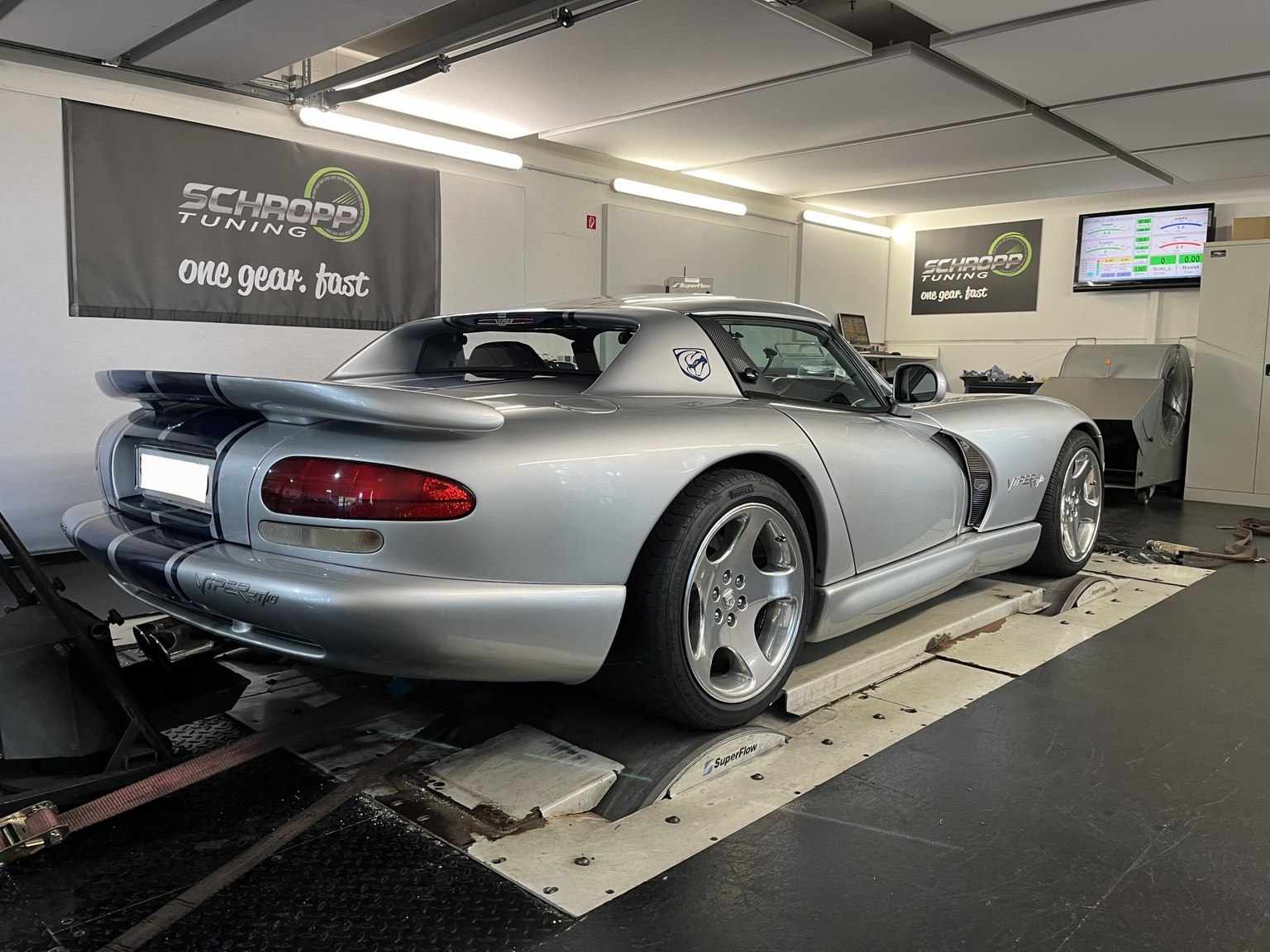 Dodge Viper auf dem SuperFlow Allrad-Leistungsprüfstand bei Schropp Tuning
